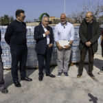 Mεγάλη δωρεά του ΕΕΑ σε εμφιαλωμένα νερά στη δοκιμαζόμενη Αίγινα – Η παράδοση έγινε από τον Γ. Χατζηθεοδοσίου»