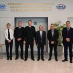 ΟΛΠ A.E.: Δωρεά επτά φορητών απινιδωτών στο Λιμενικό Σώμα – Ελληνική Ακτοφυλακή.